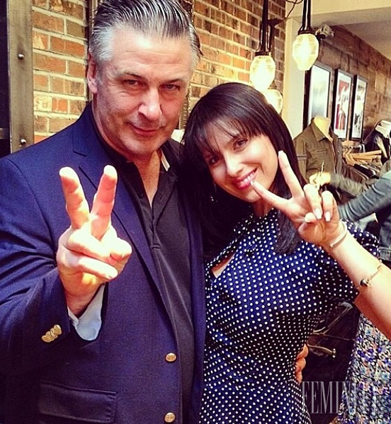 Hilaria Baldwin robí doma so svojím manželom Alecom Baldwinom rôzne gymnastické kusy