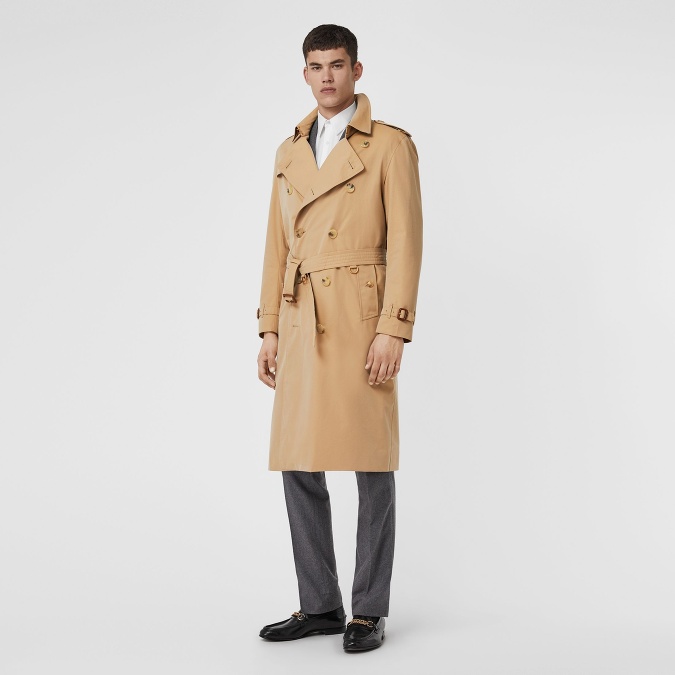 Značke Burberry patrilo prvenstvo v používaní látky známej ako gabarden, ktorú si nechali aj patentovať Značke Burberry patrilo prvenstvo v používaní látky známej ako gabarden, ktorú si nechali aj patentovať