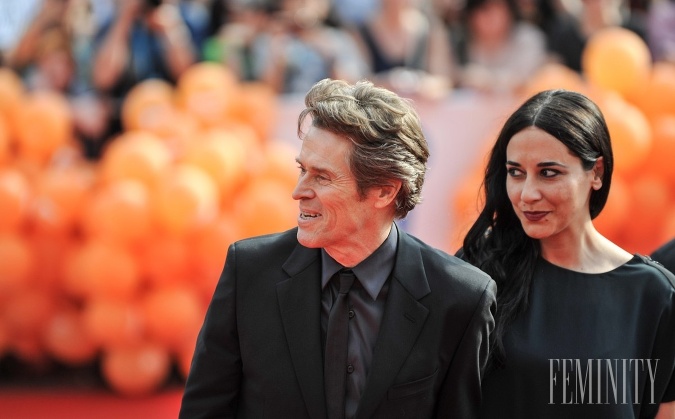 Willem Dafoe s pôvabnou manželkou počas kráčania po červenom koberci