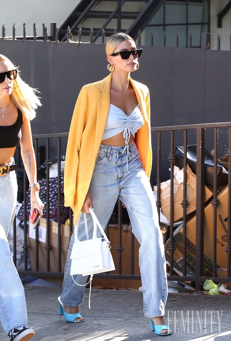 Hailey sa nebojí aj neforemných boyfriend jeans. Skombinujte ich s crop topom a sexy ihličkami