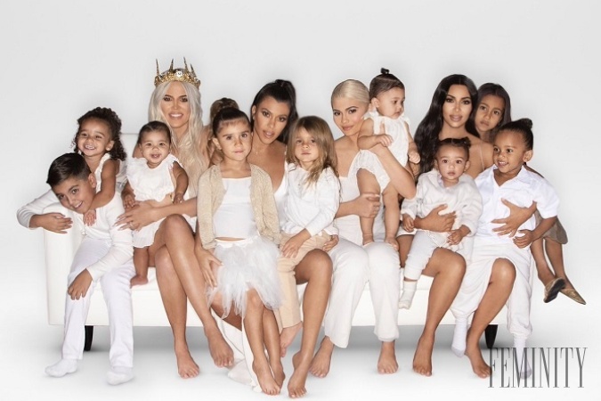 Takto sa predstavili Kardashianky takto pred rokom aj so svojimi ratolesťami. Všetky sestry pokope okrem jednej, Kendall, len matky a ich deti