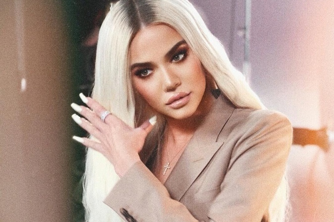 Khloe a jej ľavá ruka. Opäť! Tentokrát ju prezradil dvojitý palec