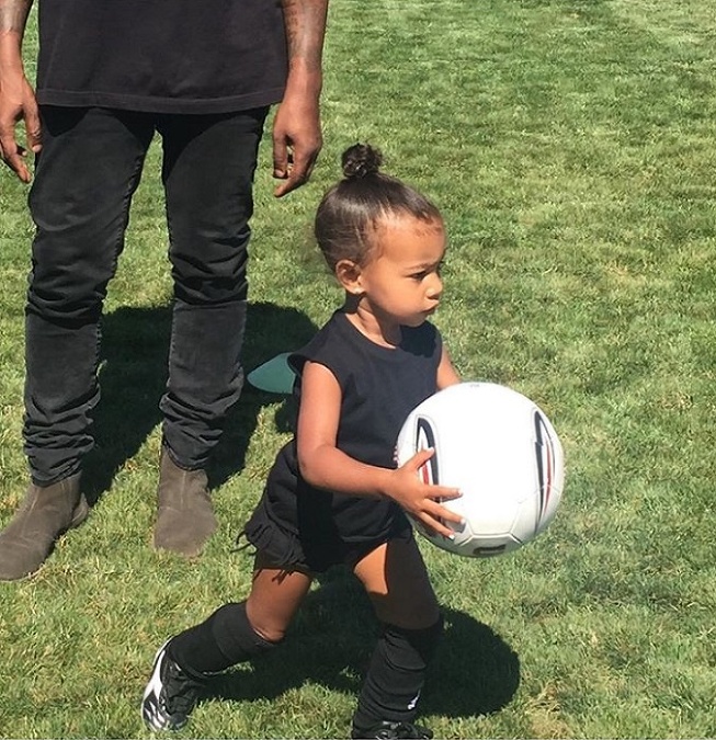 Tak sa zdá, že Norh West je tímový hráč a obľubuje aj futbal v takomto rozkošnom outfite