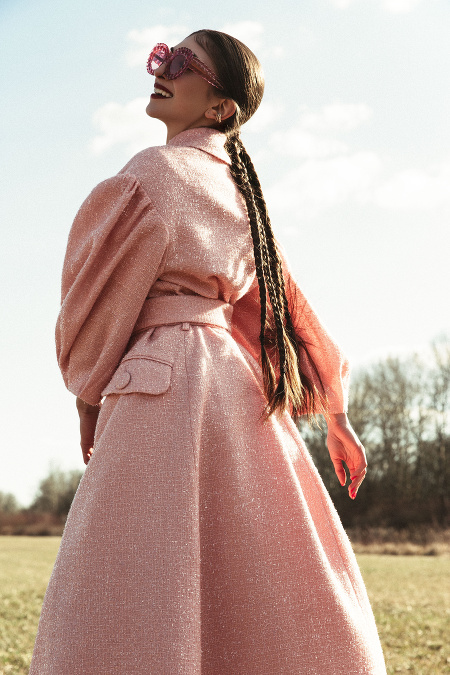 Kolekcia Simone Rocha x H&M zohľadňuje množstvo siluet, ozdobných tvarov a vplyvov, ktoré definovali svet Simone Rocha