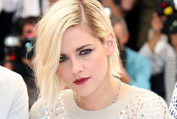 S peroxidovou farbou zaujala Kristen Stewart na festivale v Cannes