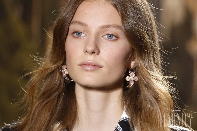 Lesky na pery alebo rúže na zvýraznenie tvaru pier: Aktuálne trendy, ktoré hýbu make-up svetom