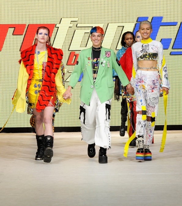 Jednoznačným favoritom druhého dňa Vancouver Fashion Week-u bola kolekcia Profanity značky LillsKillz dizajnéra Lillea Goiana Jednoznačným favoritom druhého dňa Vancouver Fashion Week-u bola kolekcia Profanity značky LillsKillz dizajnéra Lillea Goiana