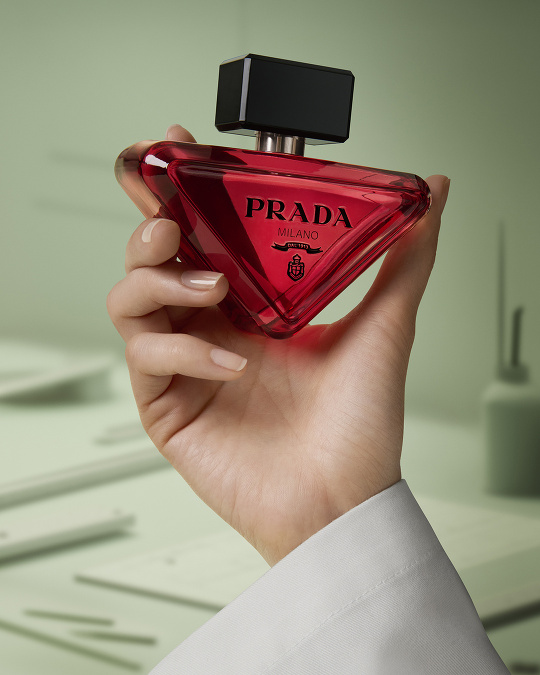 Vône Prada Paradoxe vyjadrujú niečo neočakávané, úplne v kreatívnom a inovatívnom duchu značky Prada