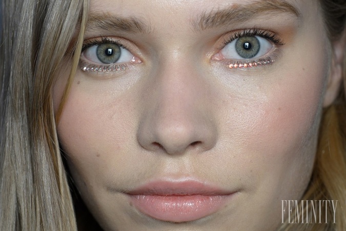 Lesky na pery, ktoré aktuálne hýbu beauty svetom: Spoznajte trendy, vďaka ktorým je líčenie hrou