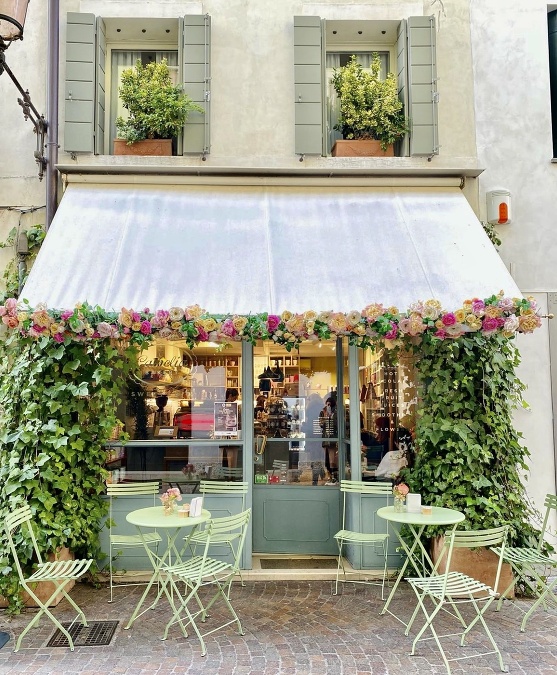 Jednou z našich obľúbených je Camilia Bakery, krásna moderná kaviareň a pekáreň v blízkosti kanálov