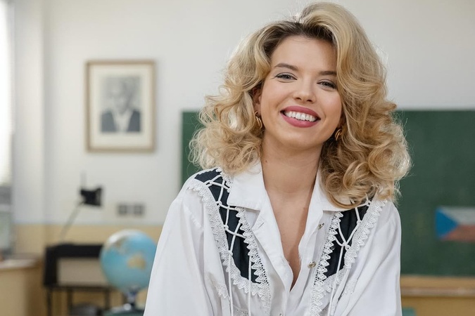 V Sľube stvárňuje fashion ikonu danej doby, učiteľku Andrejku