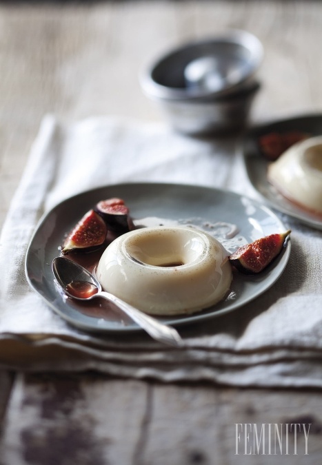 Svieža panna cotta s figami