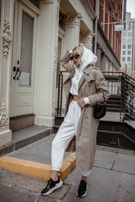 Athleisure ako módny trend je charakteristický športovými kúskami, ktoré sú však nielen pohodlné, ale zároveň aj esteticky príťažlivé