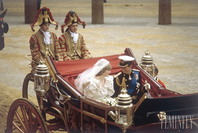 Britská monarchia pôsobí navonok ako pevnosť tradícií a nemennej istoty