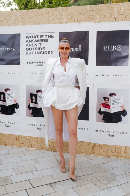 Česká modelka Iva Kubelková v modeli od Michaela Kováčika