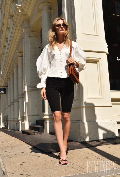 Biker shorts skvele vyzerajú aj s elegantnými blúzkami