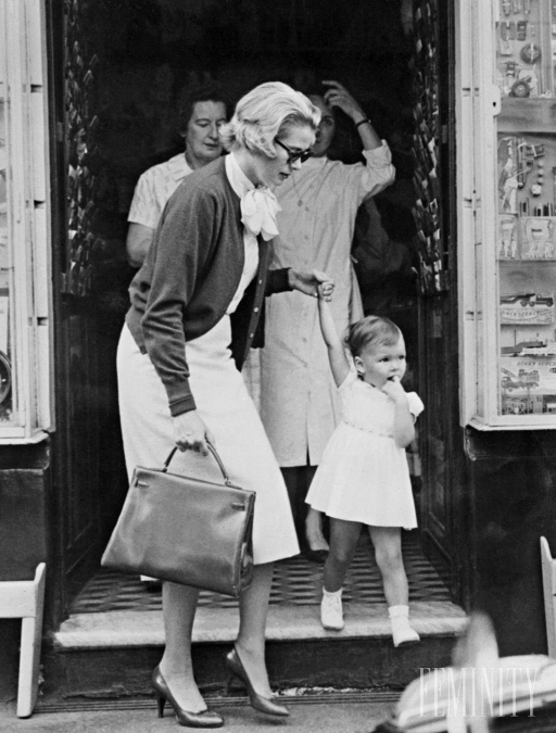 Po tom, čo monacká kňažná Grace Kelly začala nosiť kabelku Sac à dépêches, módnemu domu Hermés okamžite narástli tržby Po tom, čo monacká kňažná Grace Kelly začala nosiť kabelku Sac à dépêches, módnemu domu Hermés okamžite narástli tržby