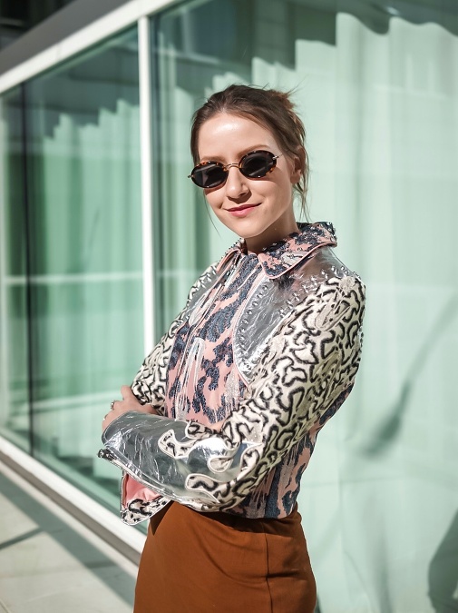 Módna stylistka Barbara Jagušák má na sebe bundu z Pinatexu, vegánskej kože z ananásových listov.