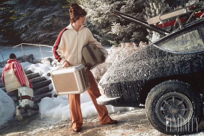 Bundy, svetre, čižmy inšpirované turistikou, ako aj taška Gucci Diana a taška obohatená zamatovým logom Bundy, svetre, čižmy inšpirované turistikou, ako aj taška Gucci Diana a taška obohatená zamatovým logom