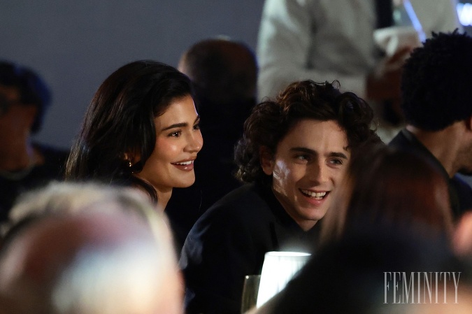 Pravdou je, že vzťah Timothéeho Chalameta a Kylie Jenner fascinuje fanúšikov aj ich hejtrov odkedy spolu začali chodiť. Pravdou je, že vzťah Timothéeho Chalameta a Kylie Jenner fascinuje fanúšikov aj ich hejtrov odkedy spolu začali chodiť.