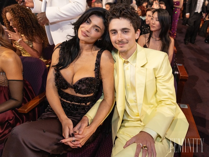 Timothée a jeho mama prišli na podujatie spolu, ale Kylie sa k nim pridala až neskôr, a vznikla táto momentka. Timothée a jeho mama prišli na podujatie spolu, ale Kylie sa k nim pridala až neskôr, a vznikla táto momentka.