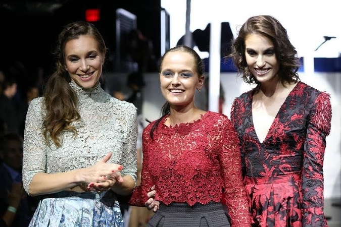 Moderátorka Eva Staron, rakúska dizajnérka Eva Poleschinki, ktorá hosťovala na prehliadke a modelka v jej modeli Moderátorka Eva Staron, rakúska dizajnérka Eva Poleschinki, ktorá hosťovala na prehliadke a modelka v jej modeli