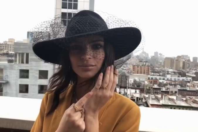Modelka Emily Ratajkowski sa vydávala v prekvapivom horčicovo žltom kostýme