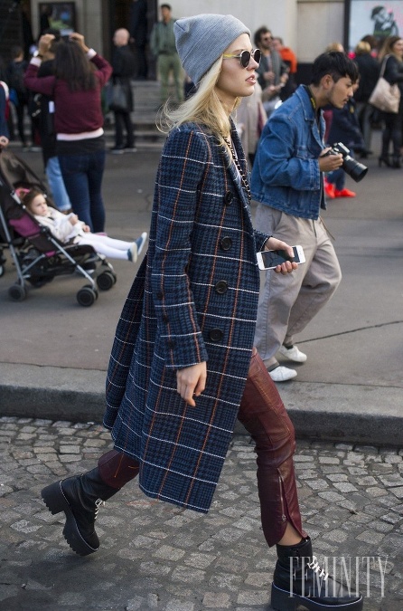 Károvaný kabát, topánky s vysokou podrážkou a pletená čiapka vytvárajú nezameniteľný look