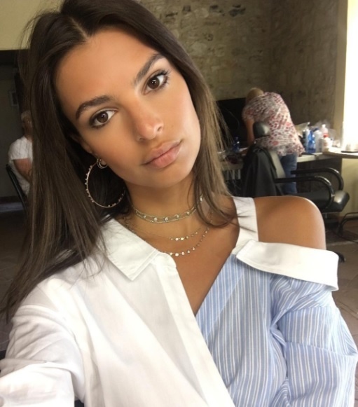 Jemný náhrdelník s perličkami si obľúbila ja známa modelka Emily