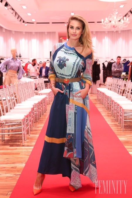 Romana Škamlová v hodvábnych šatách značky BCBGMAXAZRIA