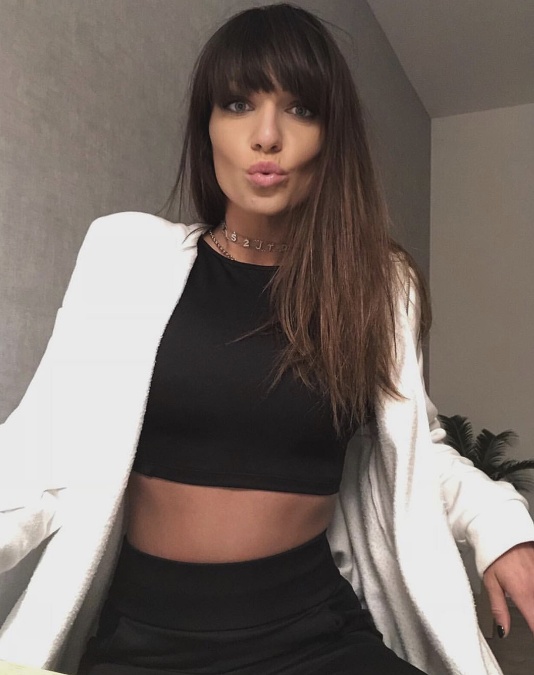 Crop top sa dá nosiť aj v elegantnej verzie, moderátorka Alexandra Orviská má jednoducho štýl