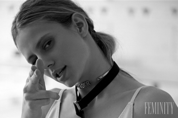 Plavky H&M, nohavice a opasok ako choker Dior