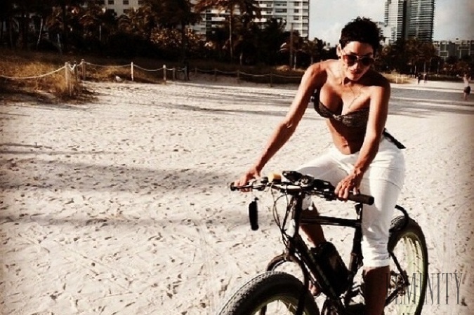 Takto nádherná modelka v zrelom veku brázdi pláže Miami