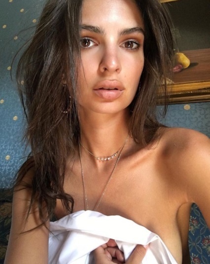 Emily Ratajkowski hviezdou horúceho adventného kalendára