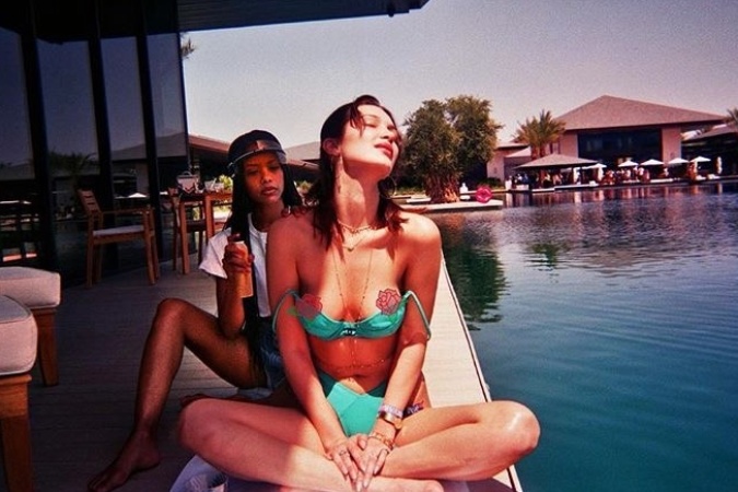Bella Hadid vie zaujať farbami