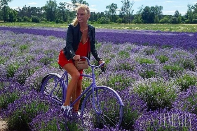 Slovenská modelka Dominika Szijartoová a jej fialový bicykel