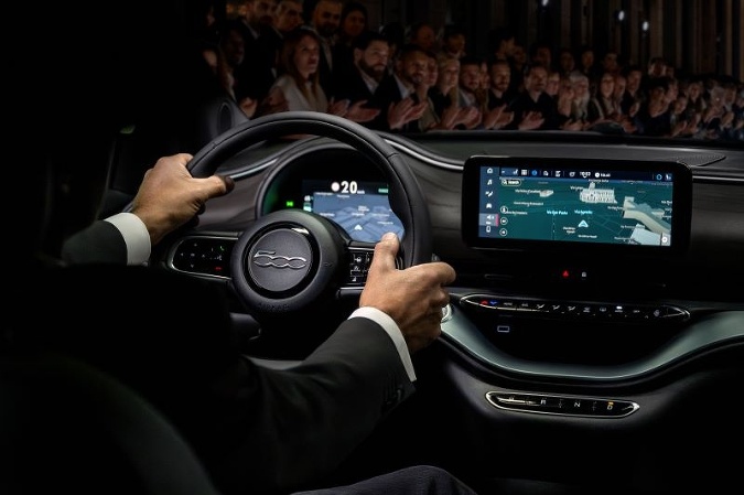 FIAT 500e Giorgio Armani prináša pokročilé asistenčné systémy a najmodernejšie technológie pripojenia pre maximálny komfort. Autentický zážitok z hudby zabezpečuje ozvučenie JBL. FIAT 500e Giorgio Armani prináša pokročilé asistenčné systémy a najmodernejšie technológie pripojenia pre maximálny komfort. Autentický zážitok z hudby zabezpečuje ozvučenie JBL.