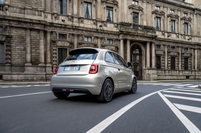 FIAT 500e Giorgio Armani je v ponuke v dvoch exkluzívnych odtieňoch tmavozelená a hnedosivá a prináša minimalistický monochromatický dizajn typický pre štýl Armani. FIAT 500e Giorgio Armani je v ponuke v dvoch exkluzívnych odtieňoch tmavozelená a hnedosivá a prináša minimalistický monochromatický dizajn typický pre štýl Armani.