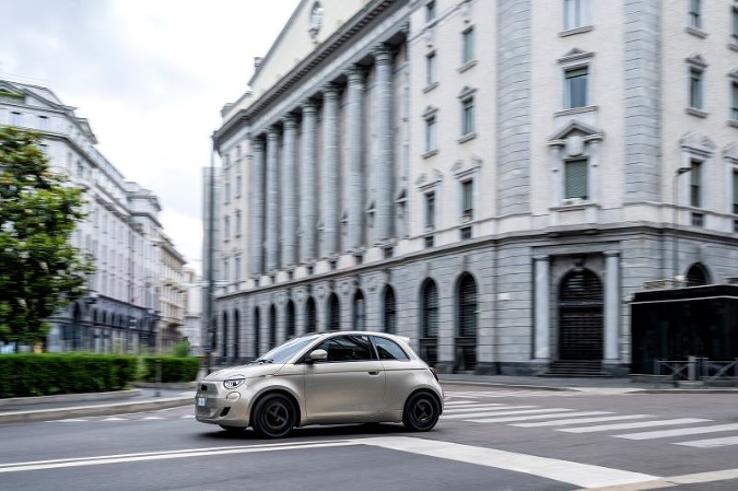 Pod kapotou ukrýva elektromotor s výkonom 87 kW (118 k) a batériu s kapacitou 42 kWh s dojazdom až 320 km v kombinovanom cykle WLTP. Pod kapotou ukrýva elektromotor s výkonom 87 kW (118 k) a batériu s kapacitou 42 kWh s dojazdom až 320 km v kombinovanom cykle WLTP.