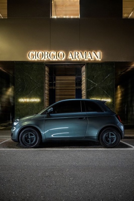 Keď sa dve legendy talianskeho dizajnu spoja, vznikne niečo jedinečné. Privítajte FIAT 500e Giorgio Armani - zberateľská edícia. Keď sa dve legendy talianskeho dizajnu spoja, vznikne niečo jedinečné. Privítajte FIAT 500e Giorgio Armani - zberateľská edícia.