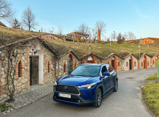 Toyota Corolla Cross Hybrid je ideálne auto na výlet s rodinou, rodinný nákup či len obyčajné presúvanie sa. 