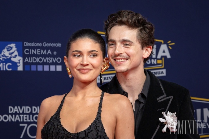Mnohí sa pýtajú, ako sa darí Timothéemu Chalametovi a Kylie Jenner fungovať vo vzťahu, keď trávia týždne bez seba na rôznych kontinentoch.