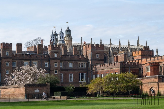 Eton College je stredná škola, na ktorú chodil aj princ William aj jeho brat, princ Harry. 