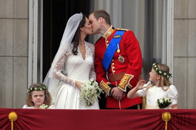Tradíciou, ktorá je pre nás asi najznámejšia, je tá, že novomanželia spolu s kráľovskou rodinou sa objavia vždy na balkóne Buckinghamského paláca a dajú si kráľovský bozk Tradíciou, ktorá je pre nás asi najznámejšia, je tá, že novomanželia spolu s kráľovskou rodinou sa objavia vždy na balkóne Buckinghamského paláca a dajú si kráľovský bozk