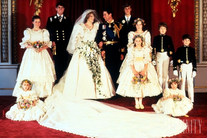 Kto by si nepamätal neskutočne nadýchané, bohato zdobené svadobné šaty s dlhou vlečkou princeznej Diany z roku 1981?