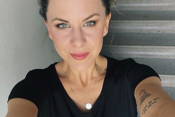 Tohtoročná verzia trička má čiernu farbu, aby tak ešte viac vynikol odkaz smerom k ženám - Ty sa daj láskavo vyšetriť.