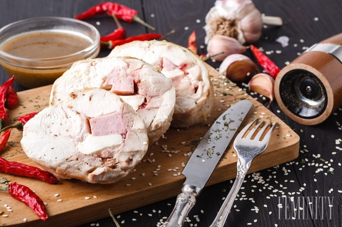 Syrovo šunková roláda so sušenými rajčinami alebo chilli papričkami tiež nesklame chuťové poháriky na Silvestra. 