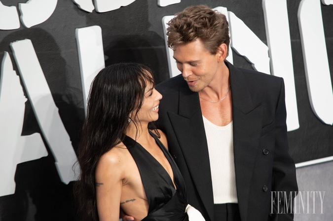 Zdroj mal povedať, že Zoë a Harry sa bozkávajú v Rita's v Londýne po premiére jej nového filmu, Caught Stealing. Zdroj mal povedať, že Zoë a Harry sa bozkávajú v Rita's v Londýne po premiére jej nového filmu, Caught Stealing.