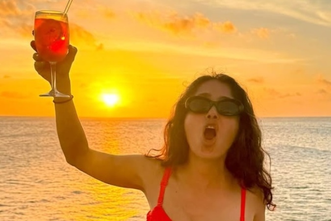 Nestarnúca latino diva, Salma Hayek, oslávila nedávno svoje 59-te narodeniny a to na jachte v zvodných červených bikinách.