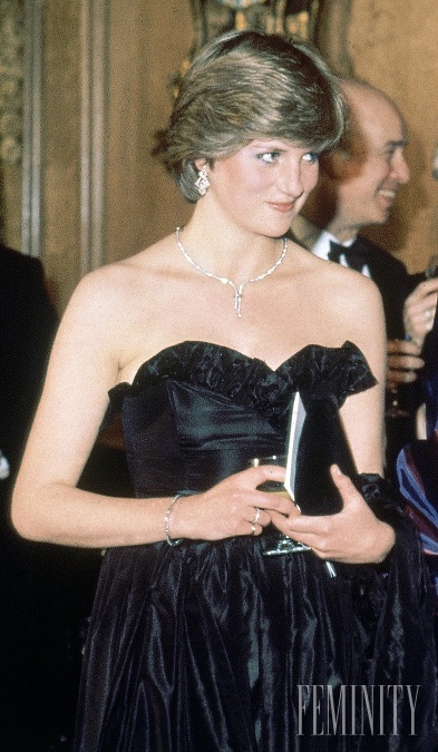 Odvážnou volánovou róbou Diana porušila nevyslovené pravidlo kráľovského protokolu večerného oblečenia. Odvážnou volánovou róbou Diana porušila nevyslovené pravidlo kráľovského protokolu večerného oblečenia.